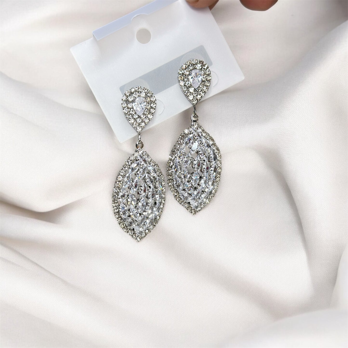 “Exquisite Teardrop Diamond Crystal Earrings”