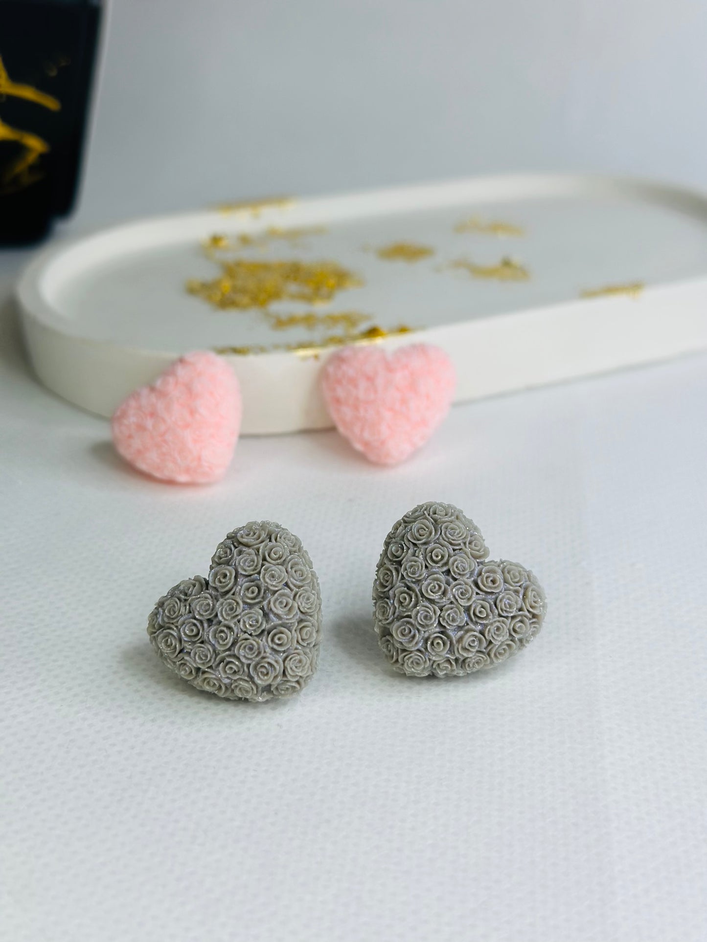 “Elegant Silver Heart-Shaped Ear Studs”